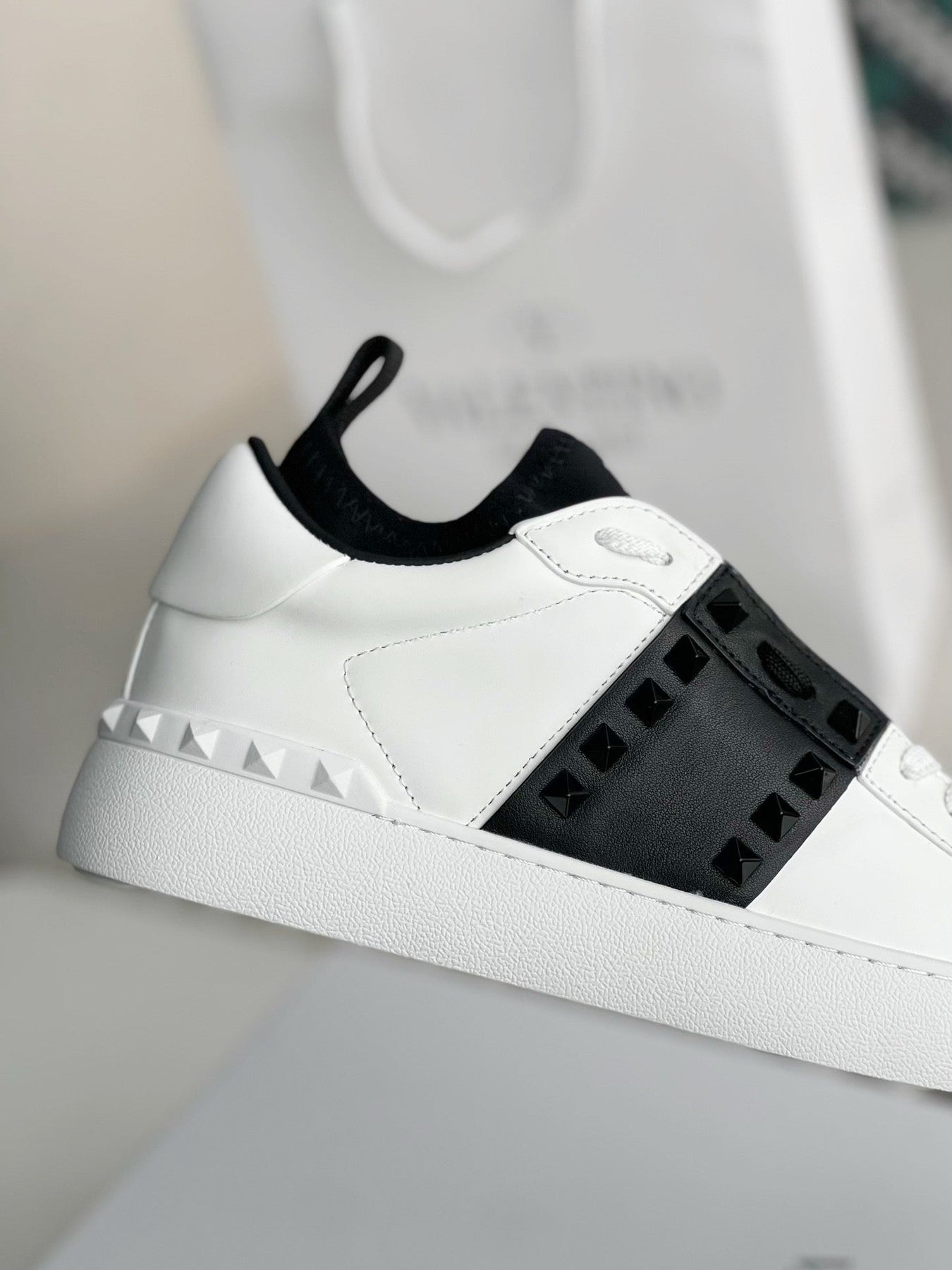 Siri | Valkoiset kengät raidoilla